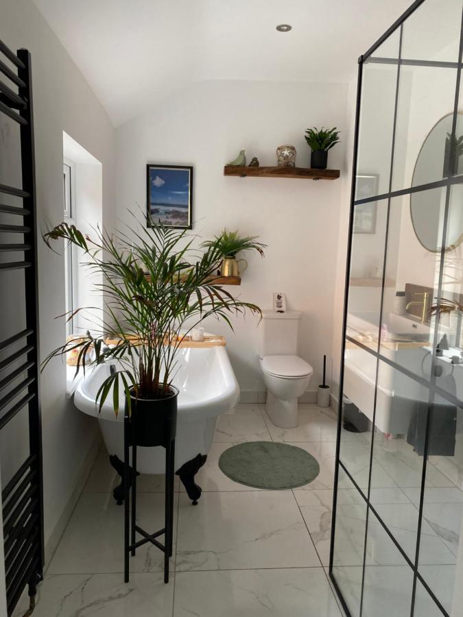 Luxury Spacious Renovated Townhouse 格兰瑟姆 外观 照片